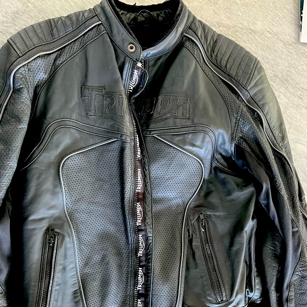 Triumph black leather motorcycle jacket with armor and venting Men’s 46/56